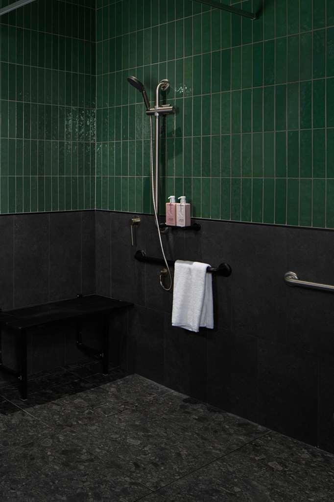Qt Newcastle Hotel Kültér fotó A shower in a Japanese onsen